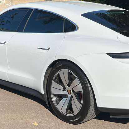PORSCHE-TAYCAN-2021