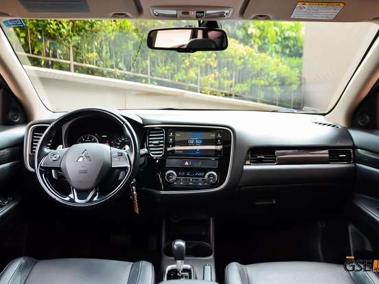MITSUBISHI-OUTLANDER-3.0 GT 4X4 V6 24V GASOLINA 4P AUTOMÁTICO MITSUBISHI-OUTLANDER-2015