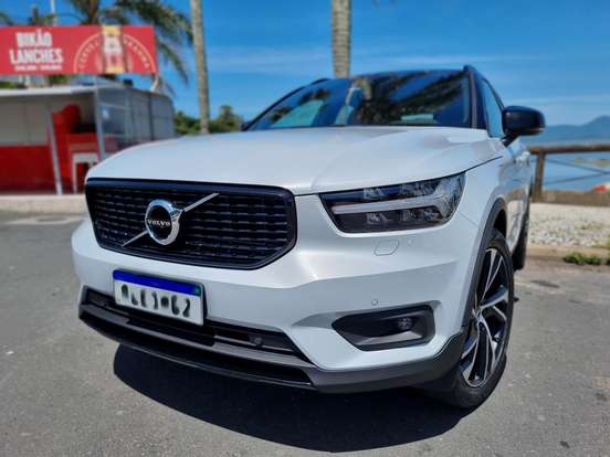 VOLVO-XC40-2021
