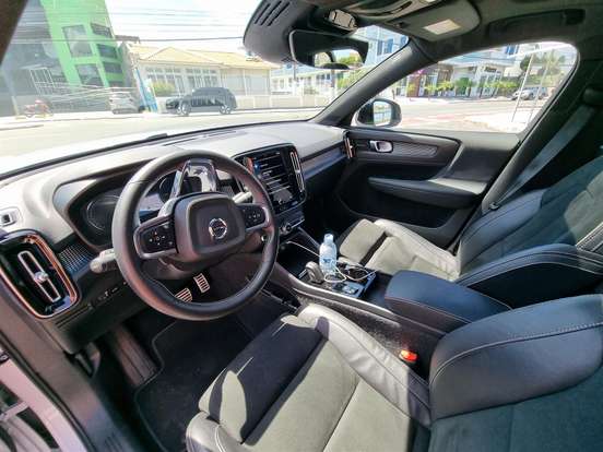 VOLVO-XC40-2021