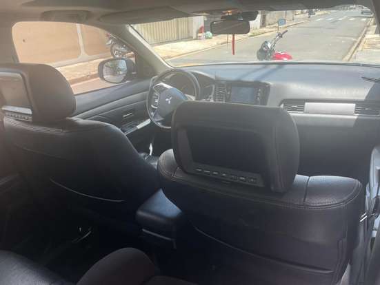 MITSUBISHI-OUTLANDER-2014