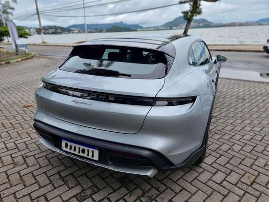 PORSCHE-TAYCAN-2022
