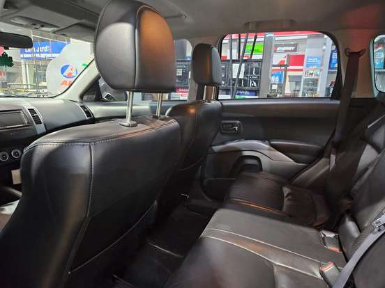 MITSUBISHI-OUTLANDER-2009