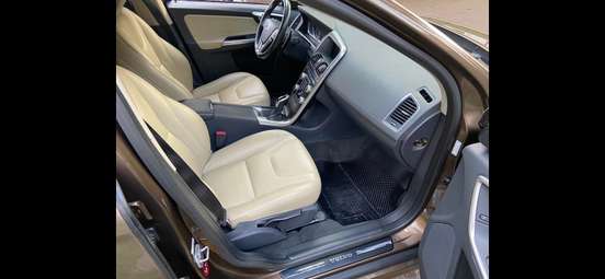 VOLVO-XC60-2015