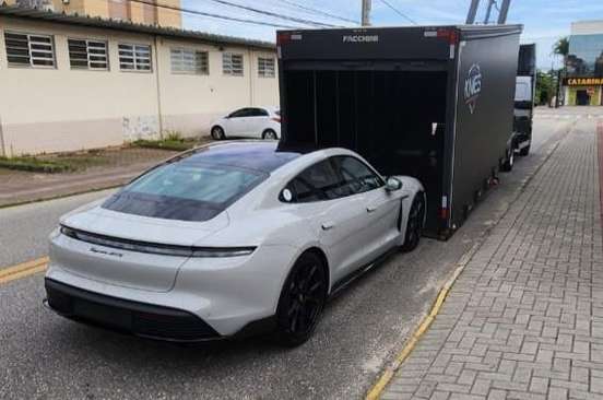 PORSCHE-TAYCAN-2022