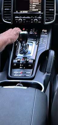PORSCHE-CAYENNE-2011