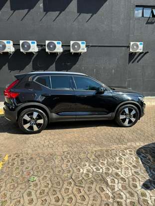 VOLVO-XC40-2019
