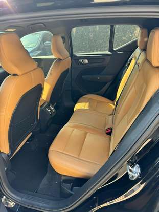 VOLVO-XC40-2019