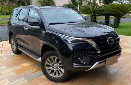 TOYOTA HILUX SW4 2.8 D-4D TURBO DIESEL SRX 4X4 AUTOMÁTICO