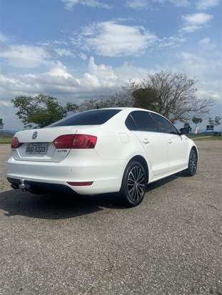 VOLKSWAGEN-JETTA-2013