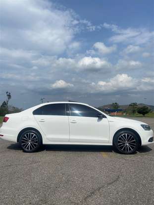 VOLKSWAGEN-JETTA-2013