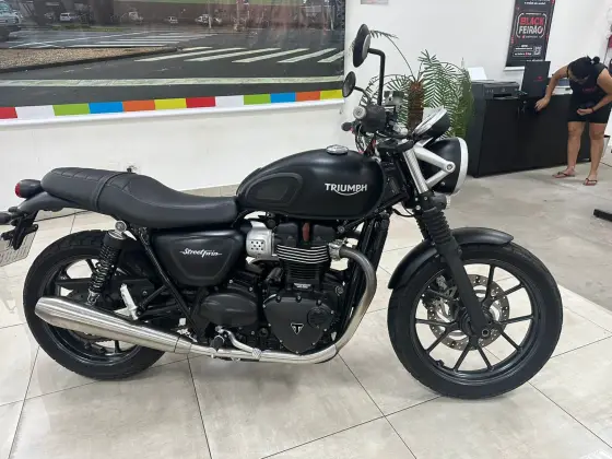 TRIUMPH STREET TWIN TRIUMPH STREET TWIN