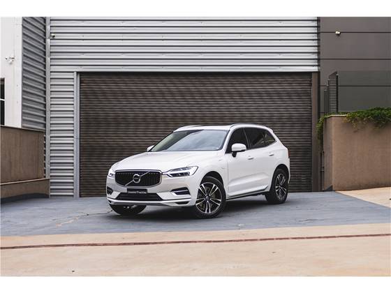 VOLVO XC60 2.0 T8 HYBRID MOMENTUM AWD GEARTRONIC