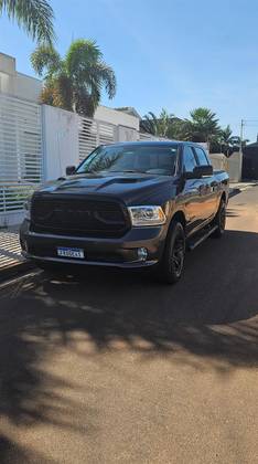 RAM CLASSIC 5.7 V8 GASOLINA LARAMIE NIGHT EDITION CD 4X4 AUTOMÁTICO