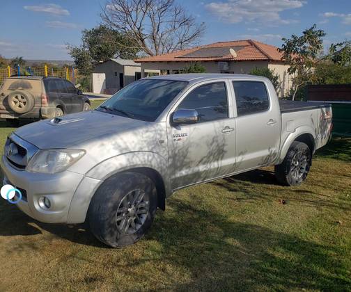 TOYOTA HILUX 2.5 STD 4X4 CD 16V TURBO DIESEL 4P MANUAL