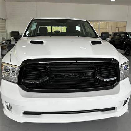 RAM CLASSIC 5.7 V8 GASOLINA LARAMIE NIGHT EDITION CD 4X4 AUTOMÁTICO