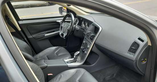 VOLVO-XC60-2012