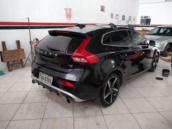 VOLVO-V40-2.0 T5 R DESIGN TURBO GASOLINA 4P AUTOMÁTICO VOLVO-V40-2014