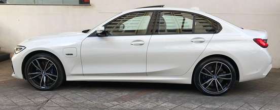 BMW-330e-2020