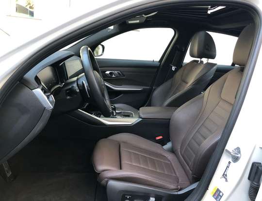 BMW-330e-2020