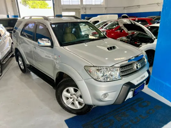 TOYOTA HILUX SW4 3.0 SRV 4X4 7 LUGARES 16V TURBO INTERCOOLER DIESEL 4P AUTOMÁTICO