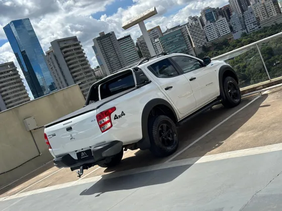 MITSUBISHI L200 TRITON 2.4 16V TURBO DIESEL OUTDOOR GLS CD 4X4 AUTOMÁTICO