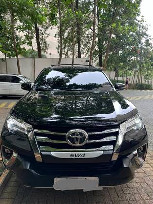 TOYOTA HILUX SW4 2.8 SRX 4X4 7 LUGARES 16V TURBO INTERCOOLER DIESEL 4P AUTOMÁTICO