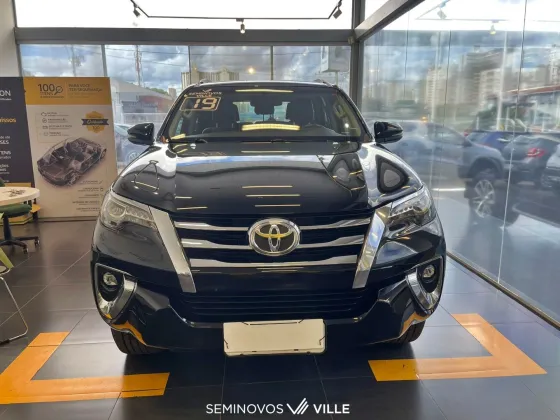 TOYOTA HILUX SW4 2.8 SRX 4X4 7 LUGARES 16V TURBO INTERCOOLER DIESEL 4P AUTOMÁTICO