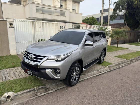 TOYOTA HILUX SW4 2.8 SRX 4X4 7 LUGARES 16V TURBO INTERCOOLER DIESEL 4P AUTOMÁTICO