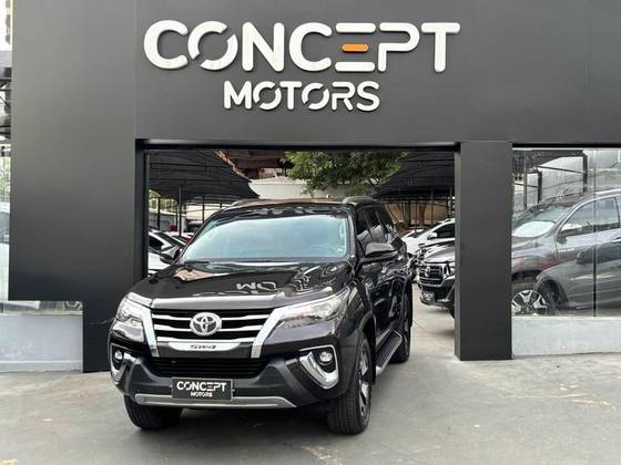 TOYOTA HILUX SW4 2.8 SRX DIAMOND 4X4 7 LUGARES 16V TURBO INTERCOOLER DIESEL 4P AUTOMÁTICO