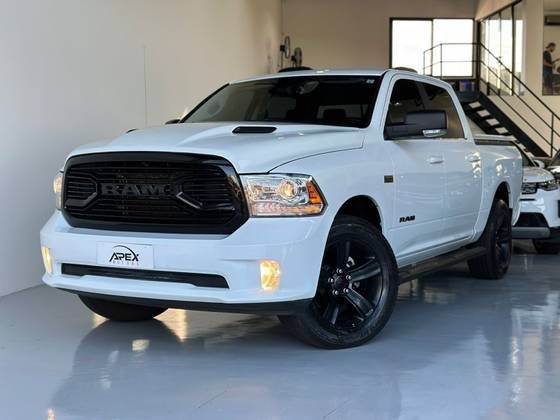 RAM CLASSIC 5.7 V8 GASOLINA LARAMIE NIGHT EDITION CD 4X4 AUTOMÁTICO