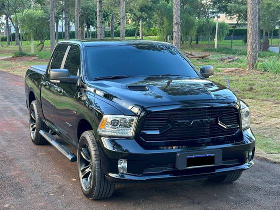 RAM CLASSIC 5.7 V8 GASOLINA LARAMIE NIGHT EDITION CD 4X4 AUTOMÁTICO