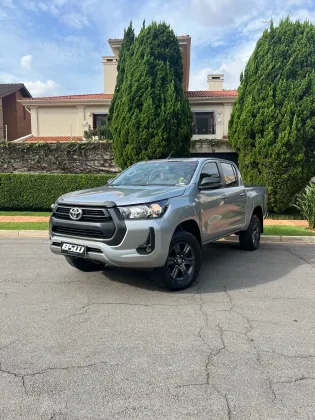 TOYOTA HILUX 2.8 D-4D TURBO DIESEL CD SR 4X4 AUTOMÁTICO