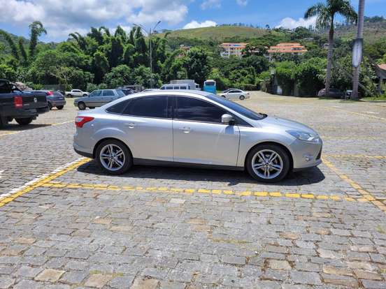 FORD-FOCUS-2.0 SE SEDAN 16V FLEX 4P POWERSHIFT FORD-FOCUS-2013