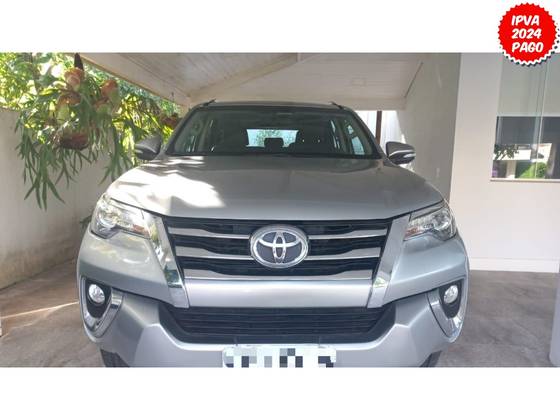 TOYOTA HILUX SW4 2.8 SRX 4X4 7 LUGARES 16V TURBO INTERCOOLER DIESEL 4P AUTOMÁTICO