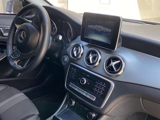MERCEDES-BENZ-GLA 200-2018