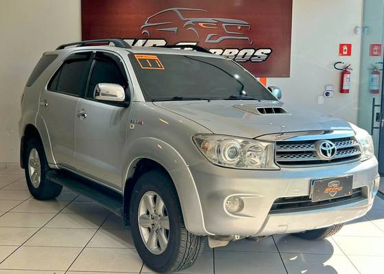 TOYOTA HILUX SW4 3.0 SRV 4X4 7 LUGARES 16V TURBO INTERCOOLER DIESEL 4P AUTOMÁTICO