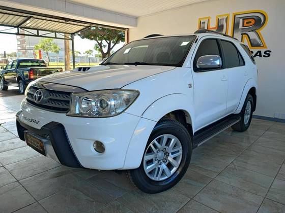 TOYOTA HILUX SW4 3.0 SRV 4X4 7 LUGARES 16V TURBO INTERCOOLER DIESEL 4P AUTOMÁTICO