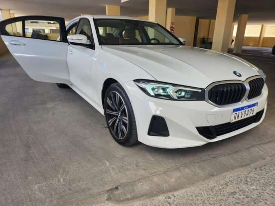 BMW-320i-2022