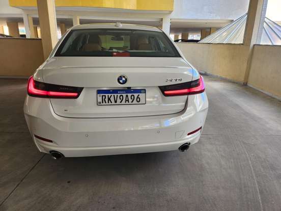 BMW-320i-2022