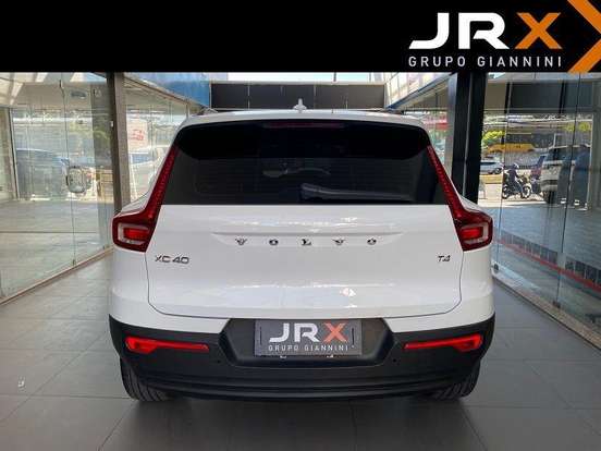 VOLVO-XC40-2018