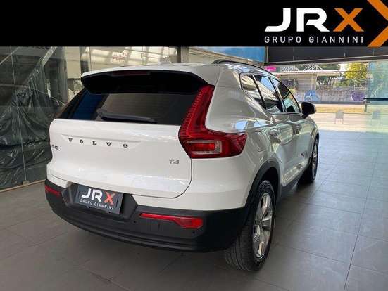 VOLVO-XC40-2018