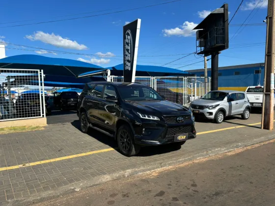 TOYOTA HILUX SW4 2.8 D-4D TURBO DIESEL GR-S 7L 4X4 AUTOMÁTICO