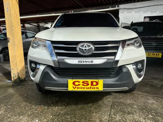 TOYOTA HILUX SW4 2.8 SRX DIAMOND 4X4 7 LUGARES 16V TURBO INTERCOOLER DIESEL 4P AUTOMÁTICO