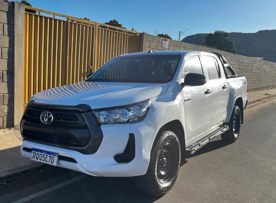 TOYOTA HILUX 2.8 D-4D TURBO DIESEL CD POWER PACK 4X4 MANUAL