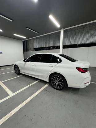 BMW-320i-2022