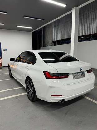 BMW-320i-2022