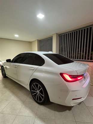BMW-320i-2022