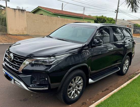 TOYOTA HILUX SW4 2.8 D-4D TURBO DIESEL SRX 7L 4X4 AUTOMÁTICO