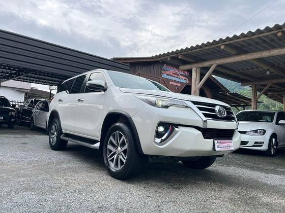 TOYOTA HILUX SW4 2.8 SRX 4X4 7 LUGARES 16V TURBO INTERCOOLER DIESEL 4P AUTOMÁTICO